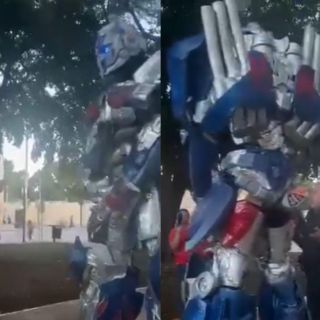 Policía se enfrenta a 'Optimus Prime' en Mérida (VIDEO)