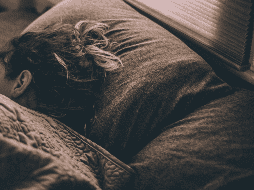 Colocar una almohada entre las piernas también puede proporcionar un mejor soporte para la espalda baja. Unsplash.