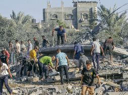 Los ataques de Israel continúan arrasando Gaza. En la foto, un campamento destrozado por un ataque del ejército hebreo, que dejó nueve fallecidos. EFE