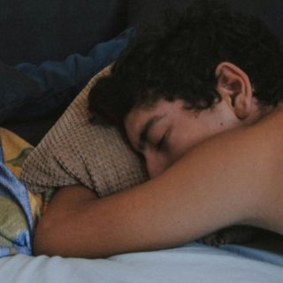 Evita ESTA postura para dormir; afecta a tu salud