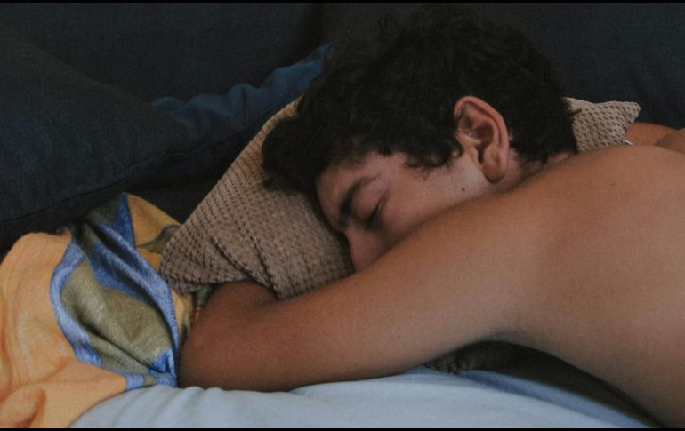 Además de cambiar de postura, se debe utilizar una almohada adecuada que mantenga el cuello alineado con la columna. ESPECIAL/ Foto de Bianca Castillo en Unsplash