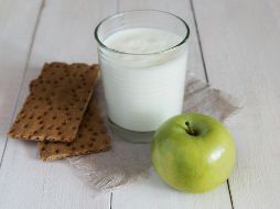 El yogur contribuye a equilibrar la flora bacteriana del intestino. ESPECIAL / Foto de Elena Leya en Unsplash