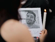 Una fanática sostiene una foto del cantante Liam Payne, fallecido este miercoles tras caer de un tercer piso en un hotel, durante un homenaje al artista este jueves, en el Obelisco en Buenos Aires. EFE/ J. Roncoron.