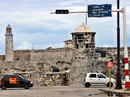Semáforo sin funcionar por la falta de electricidad este viernes, en La Habana, Cuba. EFE/ E. Mastrascusa