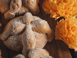 La forma del pan de muerto tiene también un simbolismo profundo.  CANVA