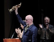 El director de la película “Emilia Perez”, Jacques Audiard, celebra tras recibir el premio a la Excelencia Artística. EFE/Iván Villanueva
