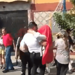 Rescata policía de Guadalajara a mujer de la tercera edad de incendio en la Colonia Insurgentes