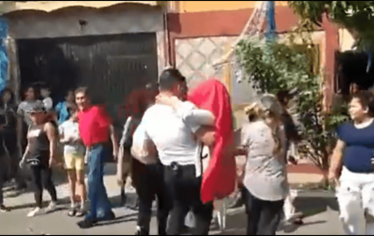 Uno de los policías cargó a la mujer, la sacó del incendio y la puso a salvo. X/@PoliciaGDL