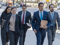 Equipo de fiscales con Francisco Navarro al frente, caminan rumbo a la corte en la que pidieron la pena máxima para el capo mexicano acusado. EFE