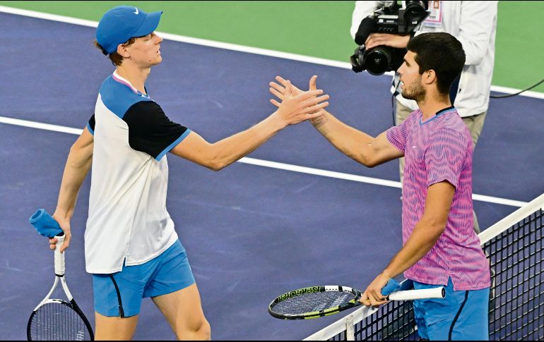 Los duelos entre Jannik Sinner y Carlos Alcaraz se han convertido en el nuevo clásico del tenis varonil. AFP
