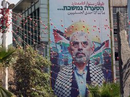 En la plaza Palestina de Teherán, Irán, este sábado, se muestra un cartel con la efigie del líder de Hamás asesinado, Yahya Sinwar. EFE / Abedintaherkenareh