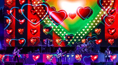 Un breve “¡Hola Guadalajara, Jalisco! ¡Hola Zapopan!” resonó desde el escenario antes de que comenzara “Espejeando”. EL INFORMADOR/ A. Navarro.