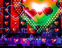 Un breve “¡Hola Guadalajara, Jalisco! ¡Hola Zapopan!” resonó desde el escenario antes de que comenzara “Espejeando”. EL INFORMADOR/ A. Navarro.