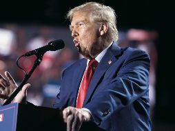 Donald Trump acompañado de un ex jugador NFL dio un discurso subido de tono. AP