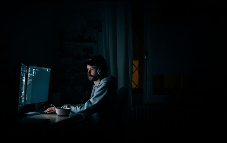 Si decides ser un noctámbulo, hazlo de manera consciente, prestando atención a cómo afecta tu vida diaria y tu bienestar general. UNSPLASH/Jonas Leupe