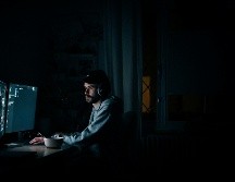 Si decides ser un noctámbulo, hazlo de manera consciente, prestando atención a cómo afecta tu vida diaria y tu bienestar general. UNSPLASH/Jonas Leupe