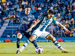 Alejandro Zendejas lucha por un balón con Ismael Govea. IMAGO7