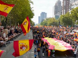 Miles de personas se reunieron bajo el lema ‘Por la unidad, la dignidad, la ley y la libertad. ¡Elecciones generales ya!’. EFE/B. SÁNCHEZ
