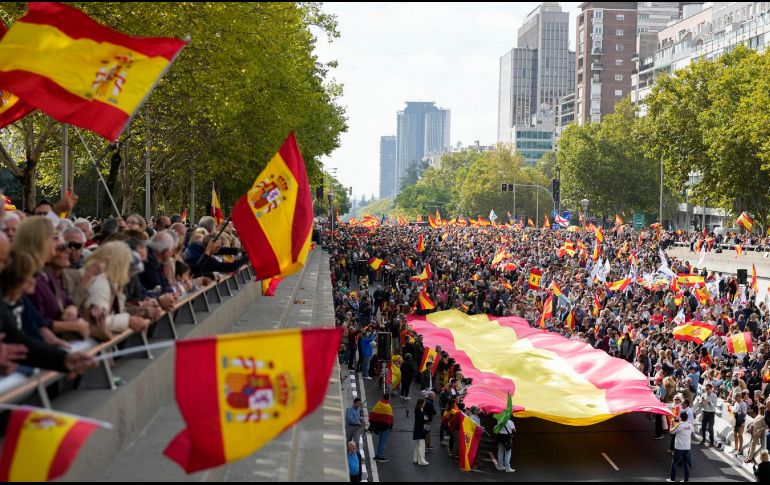 Miles de personas se reunieron bajo el lema ‘Por la unidad, la dignidad, la ley y la libertad. ¡Elecciones generales ya!’. EFE/B. SÁNCHEZ