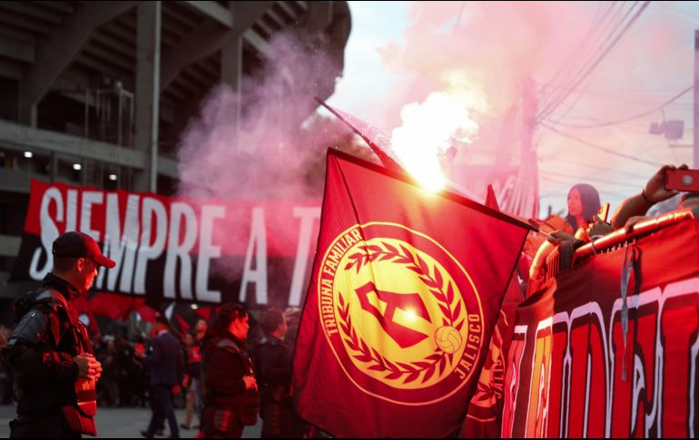 Cerca de 400 aficionados se dieron cita en el hotel de concentración del conjunto rojinegro para alentar y apoyar a los suyos. IMAGO7.