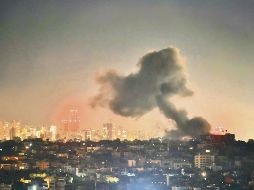 El humo se eleva desde las zonas atacadas por un ataque aéreo israelí en los suburbios del sur de Beirut a última hora de ayer 21 de octubre. AFP