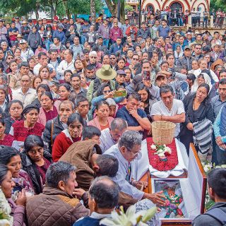 Cientos despiden a sacerdote y activista asesinado en Chiapas