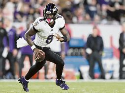Lamar Jackson lanzó cinco pases de anotación y los Ravens acumula cinco triunfos en fila. AFP