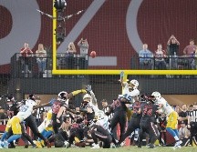 Arizona logró la serie de la victoria con menos de dos minutos por jugar. AFP