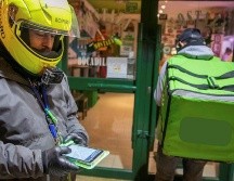 El gobierno de México, planteó la iniciativa de brindar acceso a seguridad social a repartidores y choferes de plataformas digitales. EFE / ARCHIVO