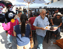 Personas en festival y mujeres disfrazadas de catrinas. EL INFORMADOR / ARCHIVO