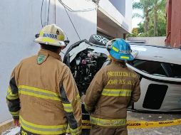 La conductora resultó con múltiples lesiones, por lo que fue trasladada a un hospital privado por parte de personal de SAMU Jalisco. ESPECIAL