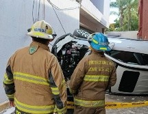 La conductora resultó con múltiples lesiones, por lo que fue trasladada a un hospital privado por parte de personal de SAMU Jalisco. ESPECIAL