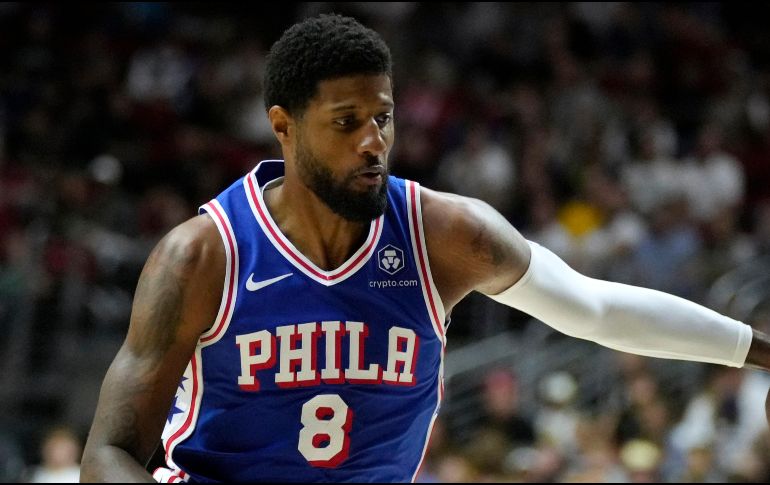 Paul Georgede los 76ers de Filadelfia conduce el balón en un partido de pretemporada. ARCHIVO / AP Foto