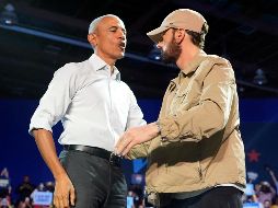 El rapero Eminem saluda al expresidente Barack Obama en un acto de campaña para la candidata presidencial demócrata, la vicepresidenta Kamala Harris.AP