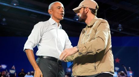 El rapero Eminem saluda al expresidente Barack Obama en un acto de campaña para la candidata presidencial demócrata, la vicepresidenta Kamala Harris.AP