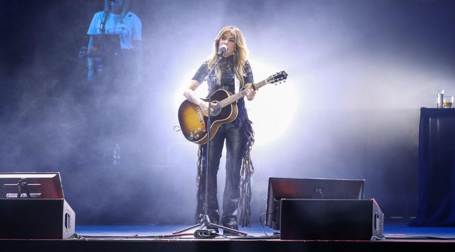 Poco después de las 21:00 horas, Kany, con un look de cuero, irrumpió en el escenario para interpretar las primeras canciones de la velada. EL INFORMADOR/H.FIGUEROA