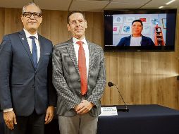 Eduardo Galindo Flores, jefe del Departamento de Proyectos de Comunicación del CUAAD, y Francisco Javier González Madariaga, rector de dicho centro universitario. En la pantalla, Darío Castillejos. EL INFORMADOR/ H. Figueroa