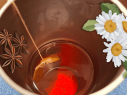 La infusión de manzanilla y anís es aconsejada por las propiedades que cada una de estas especies ofrece para la salud. EL INFORMADOR / O. Álvarez