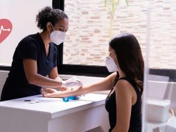 Es importante que un médico proporcione el tratamiento adecuado en caso de presentar un nivel bajo de plaquetas. ESPECIAL/Pexels y CANVA