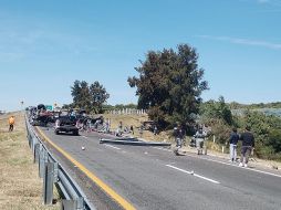 En el sitio, los socorristas confirmaron el fallecimiento de dos oficiales de la GN, y posteriormente, se reportó la muerte de un tercer elemento que perdió la vida mientras era atendido en el Hospital Regional de Zamora. ESPECIAL