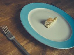 Dejar de comer no es la solución para bajar de peso. PEXELS