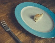 Dejar de comer no es la solución para bajar de peso. PEXELS