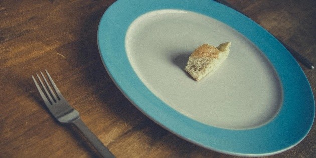体重を減らす: 食事を抜くのは本当に良いことなのでしょうか?