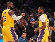 LeBron James y su hijo, Bronny James en cancha durante la primera mitad del juego de la NBA ante los Timberwolves. ARCHIVO/ AP Foto