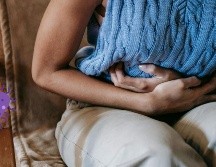 En la mayoría de los casos, las personas contraen la infección por comer alimentos o tomar agua contaminados. Pexels