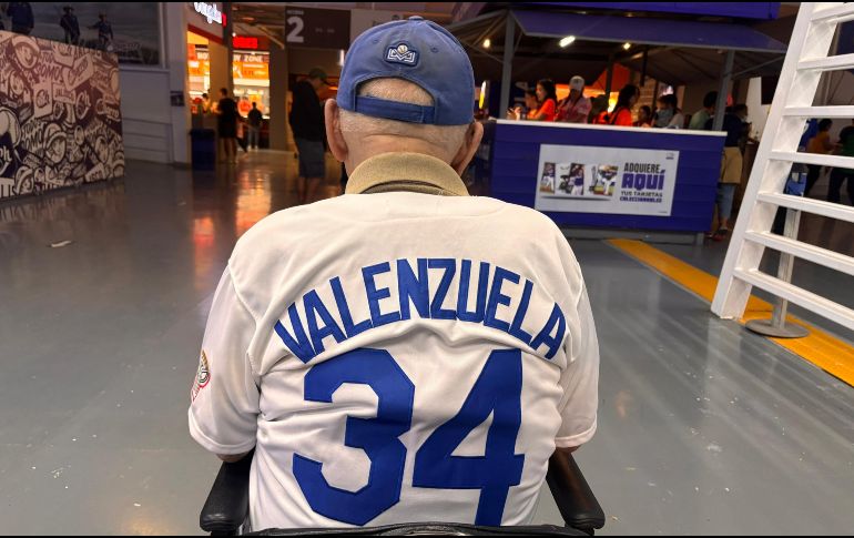 Los aficionados de los Charros de Jalisco manifestaron su sentir ante la pérdida de Fernando Valenzuela. El INFORMADOR/ A. García.