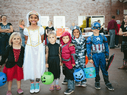 Niños honran el Día de Muertos y se preparan para Halloween. Unsplash.