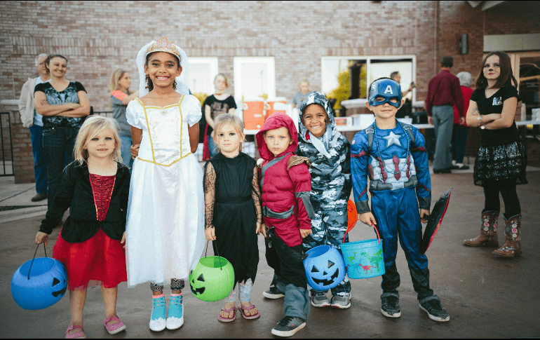 Niños honran el Día de Muertos y se preparan para Halloween. Unsplash.