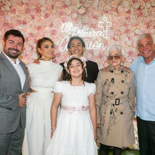 Un día de fe y celebración: Marion Guzmán recibe su Primera Comunión