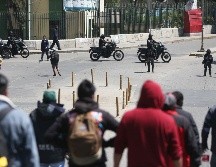 Transportistas llevan a cabo una huelga para exigir al Gobierno garantías para la provisión de combustible, debido a los bloqueos que mantienen afines a Evo Morales. EFE/ L. Gandarillas
